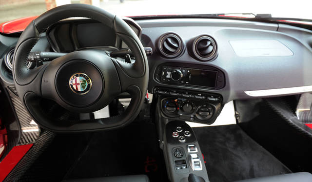 インテリアは豪華ではないが、イギリス車のようにストイック過ぎないあたりが、イタリアンセンスを感じさせる