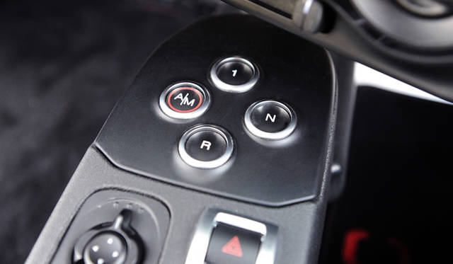トランスミッションは、乾式6段TCT（2ペダル デュアルクラッチシステム）を組み合わせている。ローンチコントロールもそなわった