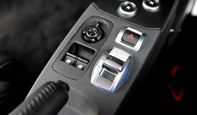 「アルファ ロメオ D.N.A.」と呼ばれるドライブモードのセレクトスイッチ