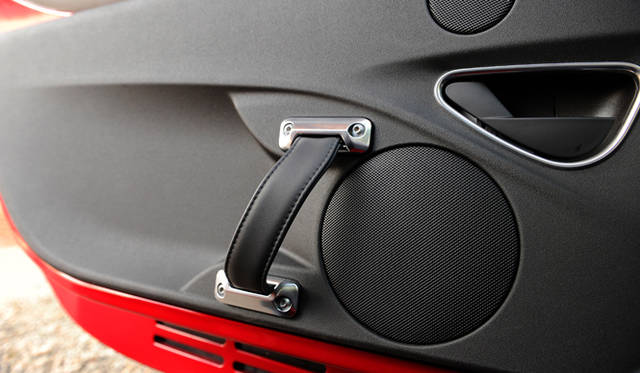 ドアハンドルにはレザーストラップを採用。これも徹底した軽量化の産物だ