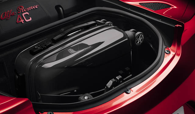 トランク容量はわずか110 リットル。機内持ち込みサイズのキャリーバッグがちょうどひとつ入るサイズだ