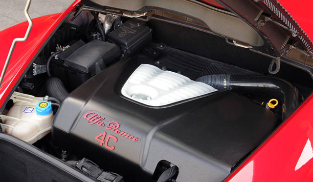 ミドに搭載される1,750ccのオールアルミニウム製直4直噴ターボエンジン。最高出力177 kW（240 ps）/ 6,000 rpm、最大トルク350Nm/ 2,200-4,250 rpmを発揮する