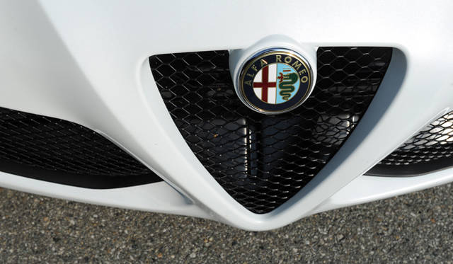 アルファ ロメオ伝統の盾型フロントグリル