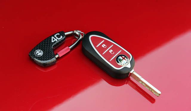 4Cのキー。「ミト」や「ジュリエッタ」など、最近のアルファと同様のデザインとなるようだ