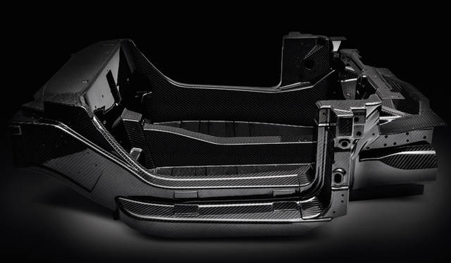 炭素繊維樹脂（CFRP）で作られたモノコックボディ。オートクレーブを使った“プリプレグ”方式という、CFRP界においては最強の成型方法を採った。モノコックボディ単体で、わずかに65kg。車両重量は、なんと895kgで、肝心のパワーウェイトレシオはといえば、4kg以下（最小重量仕様で3.85）だ