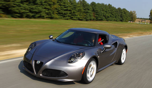 メタリックグレー（GRIGIO BASALTO）のボディカラーを纏う4C