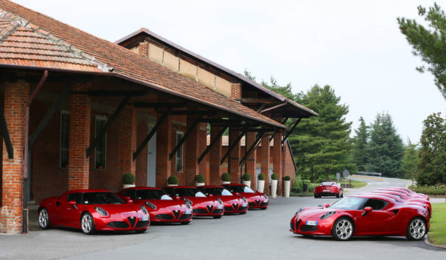 試乗会場に整列した圧巻の4C群