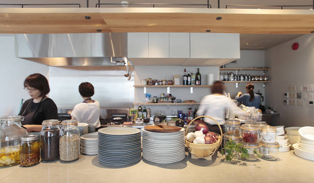 <strong>THREE｜スリー</strong>　THREEのエビデンスを体感するスパ「RHYTHM SPA」　©THREE