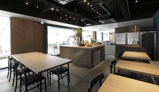 <strong>THREE｜スリー</strong>　THREEを食べる!?　ダイニング「REVIVE KITCHEN」