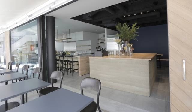 <strong>THREE｜スリー</strong>　THREEを食べる!?　ダイニング「REVIVE KITCHEN」　©THREE