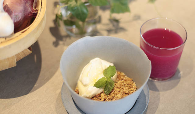 <strong>THREE｜スリー</strong>　THREEを食べる!?　ダイニング「REVIVE KITCHEN」　©THREE