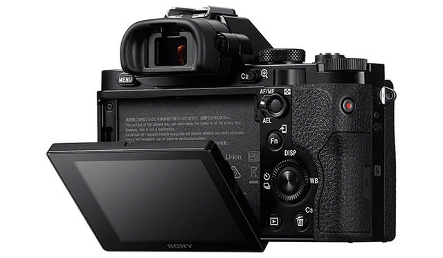 3.0型可動式背面液晶で無理のない姿勢で撮影できる