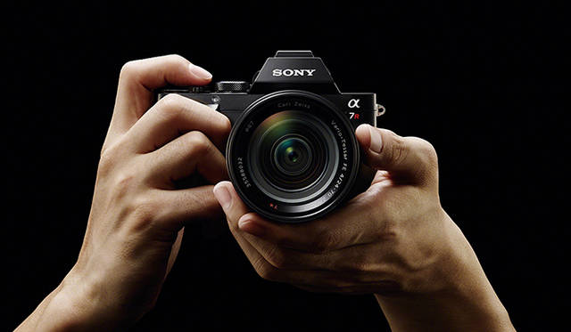 ズームレンズ Vario-Tessar T* FE 24-70mm F4 ZA OSS 装着時