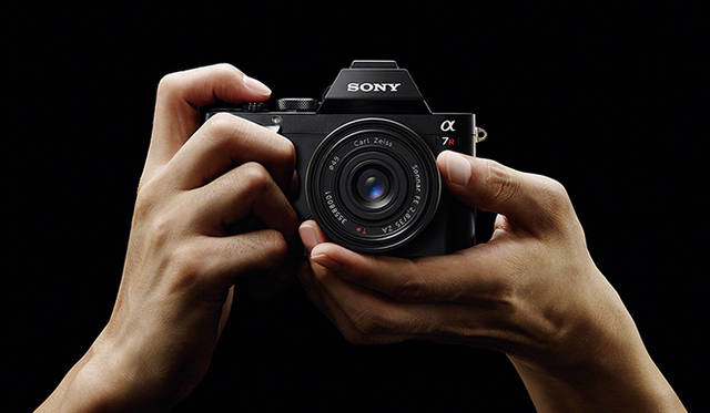 単焦点レンズ Sonnar T* FE 35mm F2.8 ZA 装着時