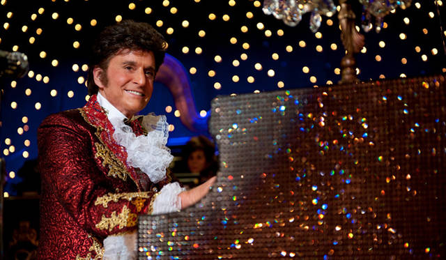 マイケル・ダグラスは、“世界が恋したピアニスト”と評された実在のエンターテイナー、リベラーチェを演じる　© 2013 Home Box Office, Inc. All Rights Reserved