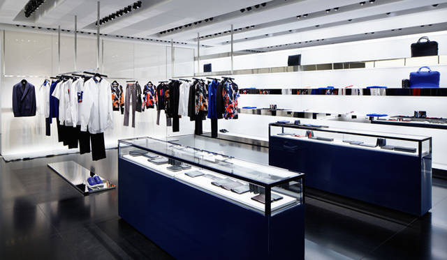 <strong>DIOR HOMME｜ディオール オム</strong>　リニューアルを遂げた表参道ブティックのメンズフロア　© Nacasa&Partners