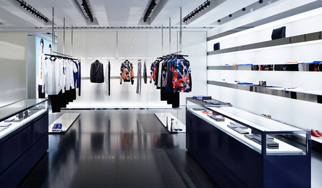 <strong>DIOR HOMME｜ディオール オム</strong>　リニューアルを遂げた表参道ブティックのメンズフロア　© Nacasa&Partners