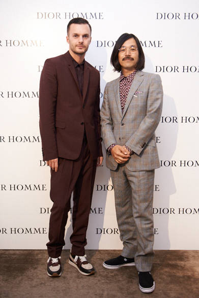 <strong>DIOR HOMME｜ディオール オム</strong>　左から クリス・ヴァン・アッシュ氏、スタイリスト 祐真朋樹氏