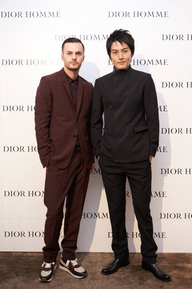 <strong>DIOR HOMME｜ディオール オム</strong>　左から クリス・ヴァン・アッシュ氏、俳優 蕨野友也氏