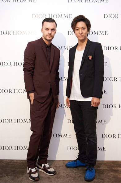 <strong>DIOR HOMME｜ディオール オム</strong>　左から クリス・ヴァン・アッシュ氏、俳優 浅香航大氏