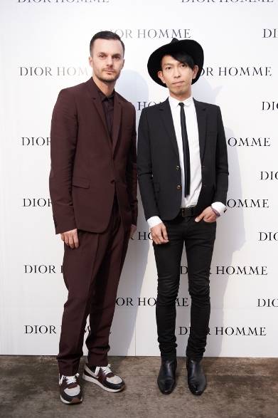 <strong>DIOR HOMME｜ディオール オム</strong>　左から クリス・ヴァン・アッシュ氏、建築家 石上純也氏