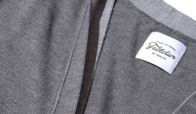 2色の生地をレイヤードさせたVゾーン