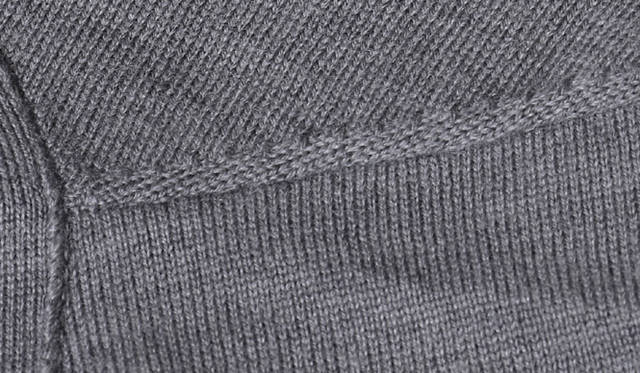 肩のラインに「斜め編み」というテルタ独自の手法を採用し、可動域を確保