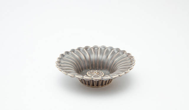 インセンスホルダー “Fleur”　サイズ｜直径125mm×高さ35mm　重量｜約120g　価格｜6300円