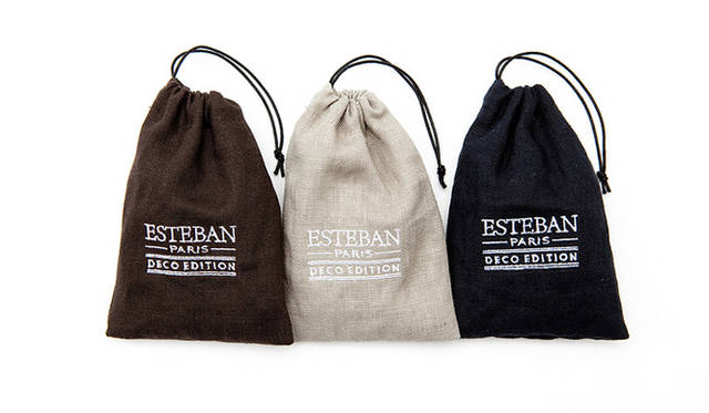 リネンサシェ　サイズ｜115mm×85mm×20mm　重量約｜65g～85g（香りによってセラミックの重量が異なる）　価格｜2625円