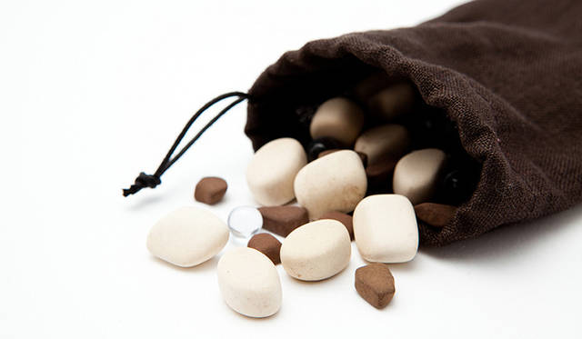 リネンサシェ　サイズ｜115mm×85mm×20mm　重量約｜65g～85g（香りによってセラミックの重量が異なる）　価格｜2625円