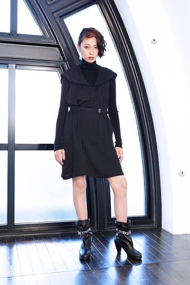 <strong>LIMI feu｜小日向しえとリミ フゥがコラボレーション</strong><br /><br />セーラーカラーワンピース<br />価格｜3万5700円<br />カラー｜ベージュ、ブラック<br /><br />リミ フゥ プレスルーム<br />Tel. 03-5769-3900