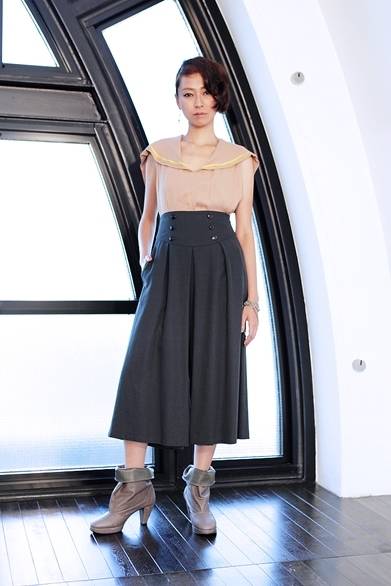 <strong>LIMI feu｜小日向しえとリミ フゥがコラボレーション</strong><br /><br />セーラーカラーワンピース<br />価格｜3万5700円<br />カラー｜ベージュ、ブラック<br /><br />リミ フゥ プレスルーム<br />Tel. 03-5769-3900