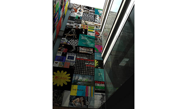 4階吹き抜けの空間に作品を表現