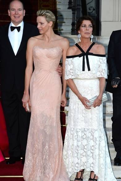04 <strong>Princess Charlene|シャーリーン王妃</strong><br /><br />モナコで開催されたモデルのナタリア・ヴォディアノヴァ主催のチャリティイベント「Love Ball」に、モナコのシャーリーン王妃がカスタムメイドのアトリエ・ヴェルサーチのドレスで参加した。透け感のある素材で仕立てたマーメイドシルエットのドレスは彼女のエレガンスをより引き出す。