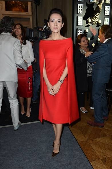09 <strong>Zhang Ziyi|チャン・ツィイ</strong><br /><br />ヴァレンティノのクチュールドレスで登場した女優のチャン・ツィイー。広めの首元が彼女のデコルテを美しく演出。ダイヤモンドのジュエリーやゴールドのヒールという小物のチョイスで高貴な雰囲気に。
