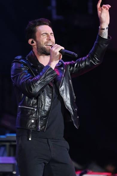 06fa54f5bc6137fa15d85fe851d700ff4f7cc733 <strong>Adam Levine|アダム・レヴィーン</strong><br /><br />アメリカのロックバンド、マルーン5のボーカル、アダム・レヴィーンはサンローランの「L01」ライダースジャケットに、彼の定番スタイルである黒Teeとスキニーをコーディネイト。シンプルなオールブラックのルックを格上げする、シャープなレザージャケットの存在感が光る。<br /><br />Courtesy of Saint Laurent