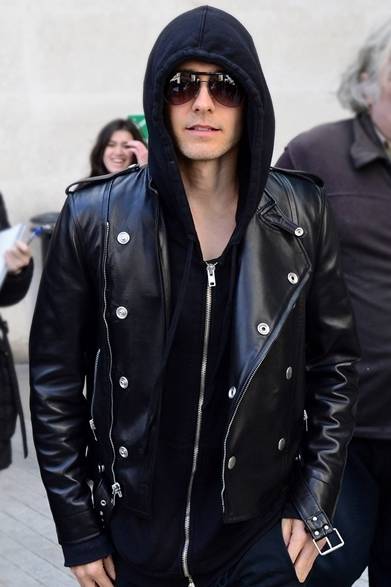 e8b77a77c866ff658108139676fe0671755e49a6 <strong>Jared Leto|ジャレッド・レト</strong><br /><br />俳優のジャレッド・レトもサンローランのライダースジャケットをセレクト。無造作に被ったフードから、クールな雰囲気が漂う。<br /><br />Courtesy of Saint Laurent