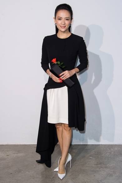 06 <strong>Zhang Ziyi|チャン・ツィイー</strong><br /><br />ディオールの2014年クルーズコレクションに出席した女優のチャン・ツィイー。ディオールのドレスに白いヒールを合わせ、エレガントでクリーンな印象に。レッドネイルがモノトーンのコーディネイトに日ビッドなアクセントを添える。<br /><br />® François Durand Getty Images