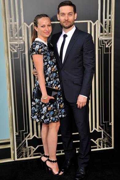 b71f1c8690f7a5fb49f951ac955365e91925be1a <strong>Tobey Maguire & Jennifer Meyer Maguire|トビー・マグワイア&ジェニファー・メイヤー</strong><br /><br />映画『華麗なるギャツビー』のワールド・プレミアで、トビー・マグワイアとジェニファー・メイヤー夫妻をキャッチ。2人ともサンローランで全身をコーディネイト。花柄のワンピースを着こなしたジェニファーが、トビーのシンプル スーツスタイルに華やかさを添える。<br /><br />Courtesy of Saint Laurent