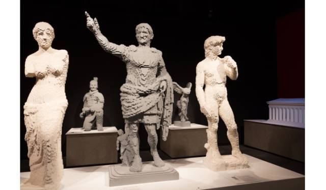 <strong>ART FILE 25｜「THE ART OF THE BRICK」</strong>　（左より）ミロノビーナス、アウグストゥス像、ミケランジェロのダビデ像