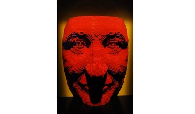 <strong>ART FILE 25｜「THE ART OF THE BRICK」</strong>　「Face Mask」1万770個のレゴブロックで作られた、アーティスト ネイサン・サワヤのポートレート