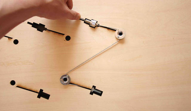 <strong>Any Tokyo｜エニートーキョー</strong>　「Any Tokyo 2013 : Design & Idea」　<strong>Hajime Narukawa / AuthaGraph</strong><br>史上最軽量の構造体といわれ、非常につくりづらい構造としても知られてきたテンセグリティー構造の作り方を高度に単純化する研究をしてきた鳴川 肇率いるAuthaGraph。本展ではこのテンセグリティーを用いたふたつのプロダクトの試作を展示