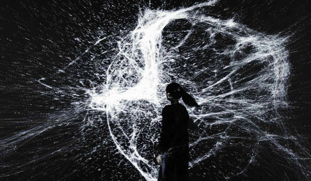 <strong>Any Tokyo｜エニートーキョー</strong>　「Any Tokyo 2013 : Design & Idea」　<strong>Norimichi Hirakawa NIKE+ FUELBAND SE</strong><br>日々のさまざまな動きを測定・記録。「Fuel」という独自の単位に変換することで人びとの活動を促すナイキ独自のアイデアを、コンピュータ・プログラミングの処理を用いて日常的に知覚しにくい事象を表現するアーティスト・平川紀道がビジュアライズする