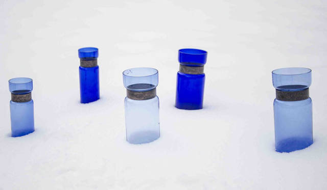 <strong>Any Tokyo｜エニートーキョー</strong>　「Any Tokyo 2013 : Design & Idea」　<strong>Outofstock</strong><br>シンガポールを拠点とするデザイン集団。ドイツのガラス工場の吹きガラス職人との深い議論の末に生まれた、素材であり透明でありガラスの色でもある「青」を極めたプロジェクトを発表する