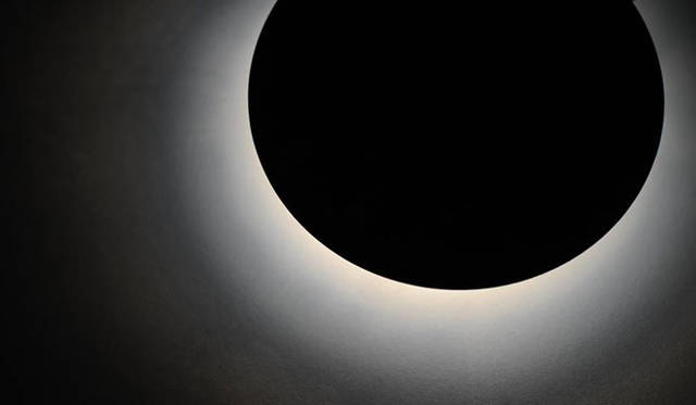 <strong>Any Tokyo｜エニートーキョー</strong>　「Any Tokyo 2013 : Design & Idea」　<strong>Ryoji Takahashi, Akichika Tanaka / VITRO</strong><br>静かに波打つ水がフィルターとなって床面を静かに照らし心に落ち着きをもたらす照明プロダクトを展示