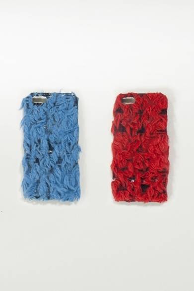 <strong>Julien David｜DSMGにてジュリアン・デイヴィッドによる特別ディスプレイ</strong><br /><br />  iPhone Case<br />カラー｜青、赤（2色展開）<br />価格｜各9450円<br /><br />場所｜ドーバー ストリート マーケット ギンザ<br />営業時間｜11:00～20:00、<br />金・土 11:00～21:00<br />東京都中央区銀座6-9 ギンザコマツ西館 2階<br />Tel. 03-6228-5080