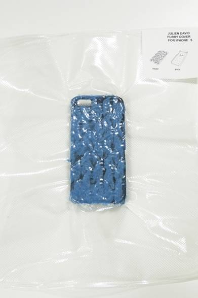 <strong>Julien David｜DSMGにてジュリアン・デイヴィッド自身による特別ディスプレイ</strong><br /><br />iPhone Case<br />カラー｜青<br />価格｜9450円<br /><br />場所｜ドーバー ストリート マーケット ギンザ<br />営業時間｜11:00～20:00、<br />金・土 11:00～21:00<br />東京都中央区銀座6-9 ギンザコマツ西館 2階<br />Tel. 03-6228-5080