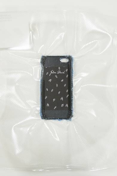 <strong>Julien David｜DSMGにてジュリアン・デイヴィッド自身による特別ディスプレイ</strong><br /><br />iPhone Case<br />カラー｜青<br />価格｜9450円<br /><br />場所｜ドーバー ストリート マーケット ギンザ<br />営業時間｜11:00～20:00、<br />金・土 11:00～21:00<br />東京都中央区銀座6-9 ギンザコマツ西館 2階<br />Tel. 03-6228-5080
