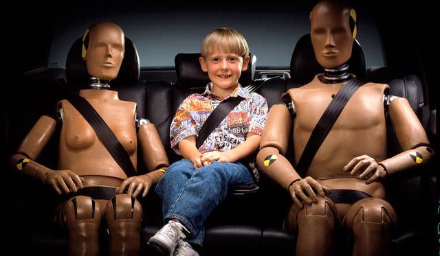 リアセンター席の3点式ベルトは1986年に発表 