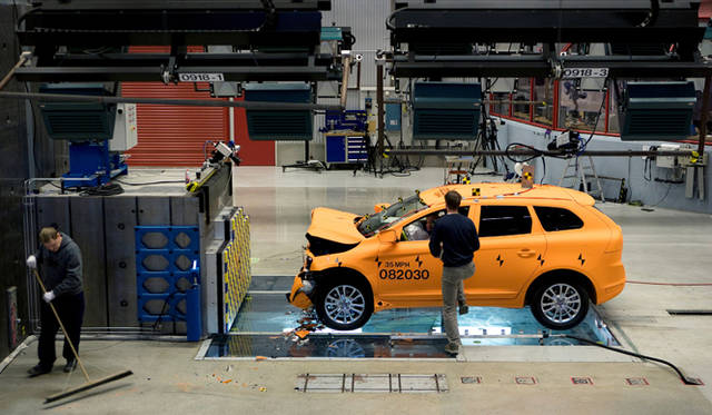 2000年には、ホンダの発表とほぼ同時期となる世界でもっとも早いタイミングで、大規模な屋内全天候型の衝突実験設備を完成させたボルボ